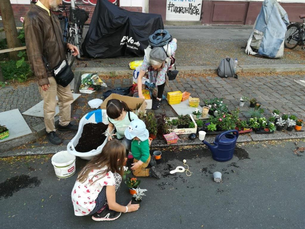 Bild Spielstraße in der Böckhstraße, Kinder bepflanzen Blumenkisten