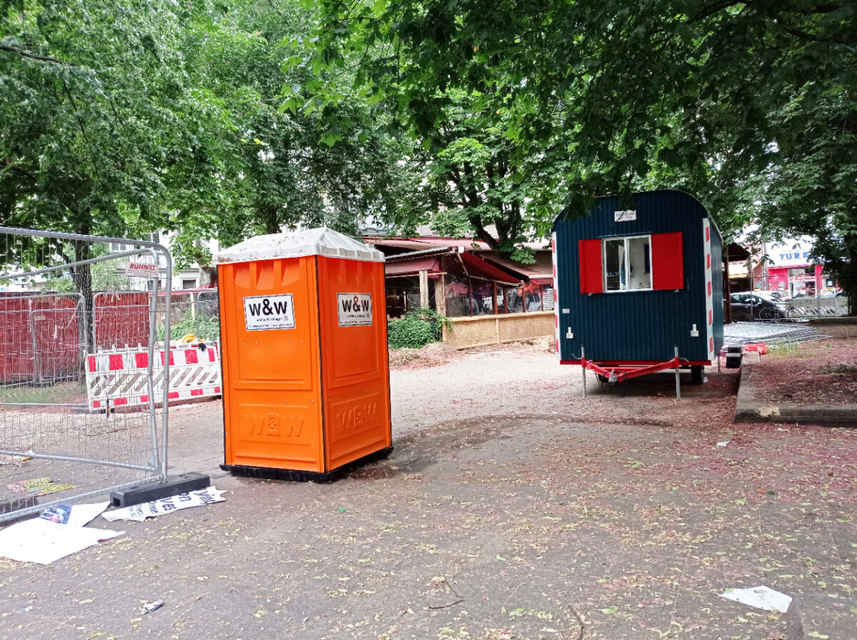 Blick von der Mariannenstraße auf die Baustelle Skalitzer Park